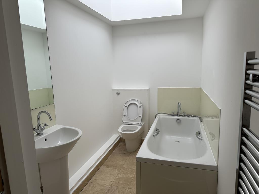 Lot: 51 - ONE-BEDROOM TOP FLOOR FLAT - Bathroom